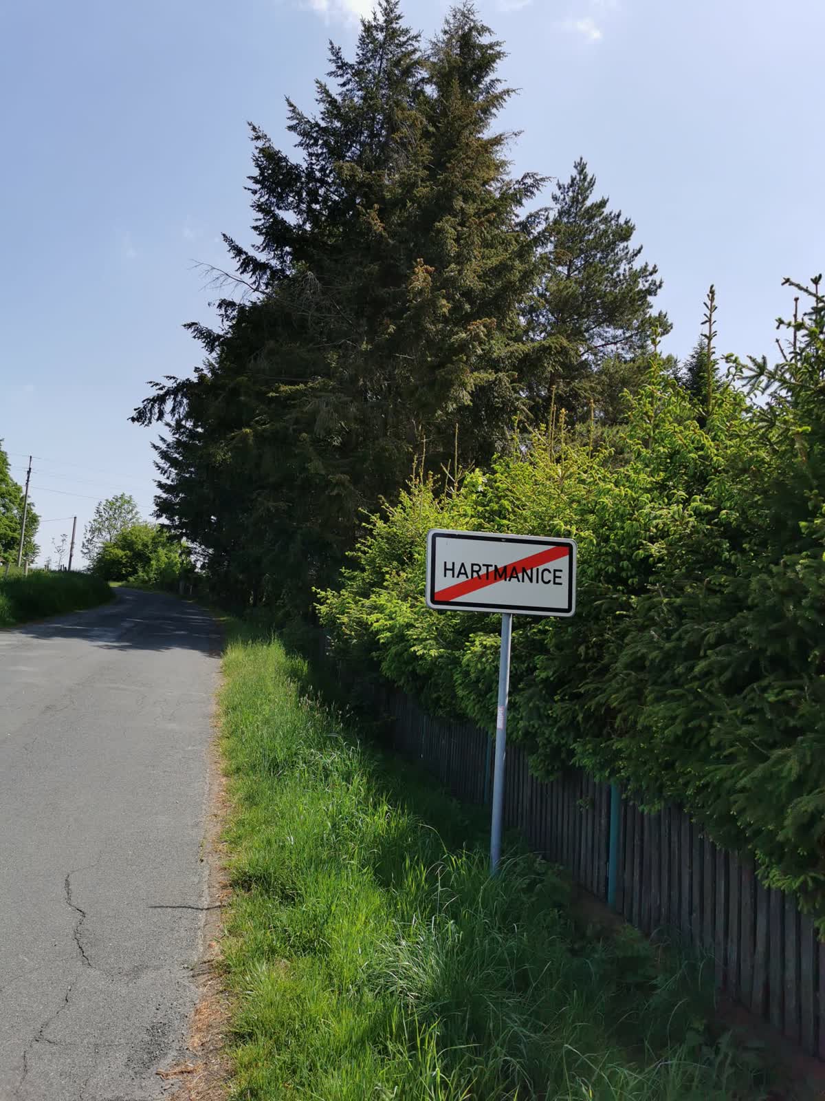 Cedule Hartmanice na kraji obce u silnice k chatě